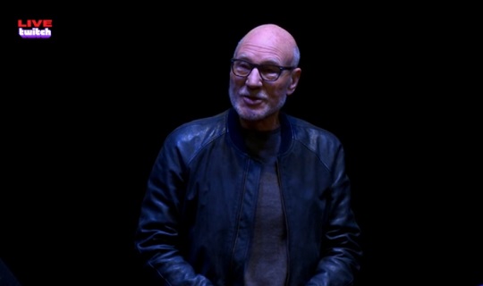 5dbc1d47bb382_SirPatrickStewart(LuccaComicAndGames)4.jpg.9a4103bdd63003c014919f84c8a2b279.jpg